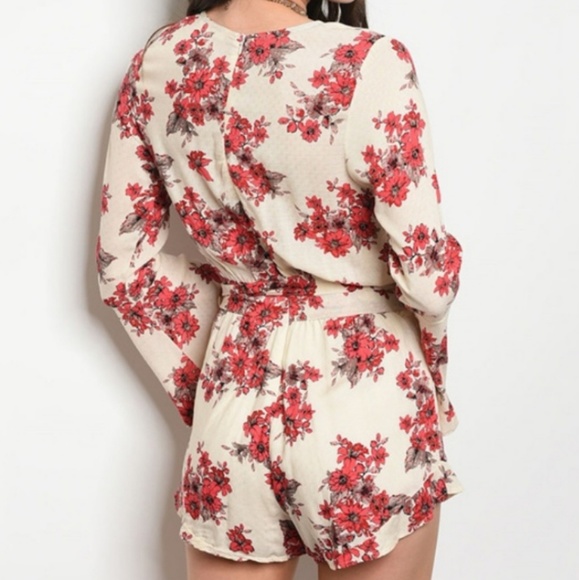 🔥NWOT Floral Romper - Picture 2 of 4